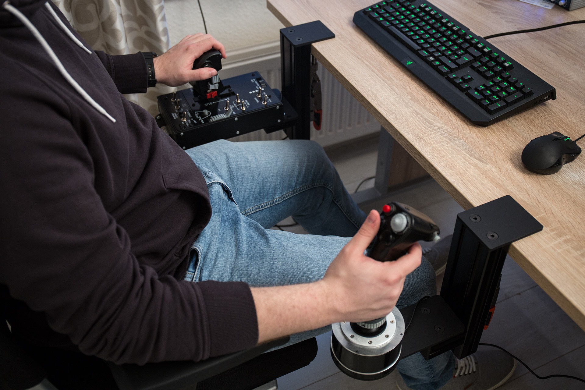 J-PEIN (mise à niveau) : le support de bureau pour le joystick de jeu de  simulation de vol, l'accélérateur et les systèmes Hotas. Prend entièrement  en charge presque tous les appareils de